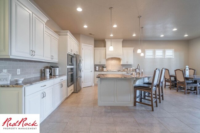 Building Photo - Stunning Fully Furnished 4 Bedroom Home. Community Pool & Mini Golf!