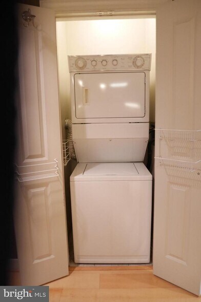 In Unit Washer/Dryer - 777 7th St NW