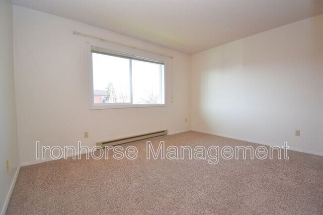 Building Photo - 809 W Villard St