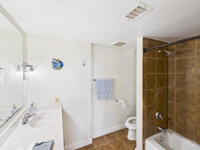 Building Photo - 711 W 26th St