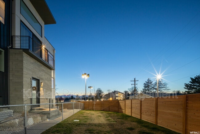 Building Photo - 1541 E Talo Ct
