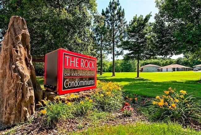 Building Photo - $300 OFF OF YOUR FIRST MONTHS RENT!!! 2 Bedroom Apartment for Lease - 1 Mile from University of A...