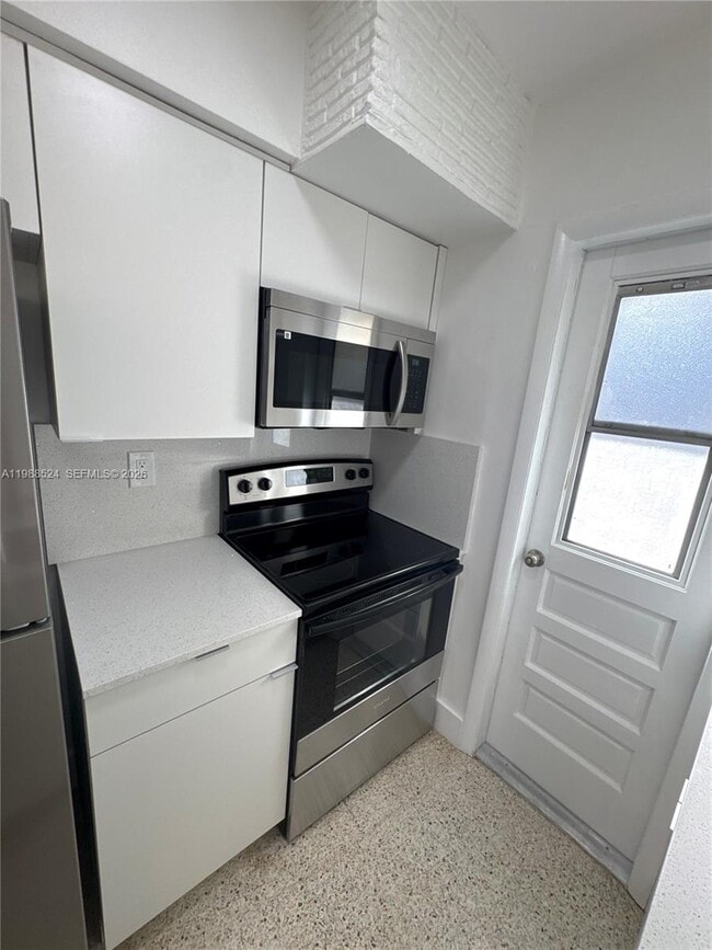 Building Photo - 619 SW 7th Ave