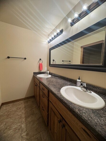 Building Photo - 219 Talon Way