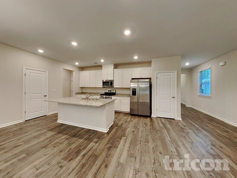 Building Photo - 305 Knowles Pl