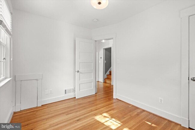 Building Photo - 700 Little St