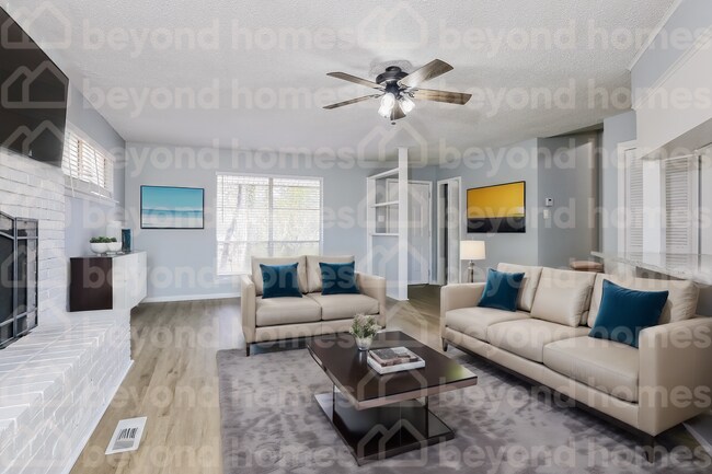Building Photo - Beautifully renovated home with 3 bedroom ...