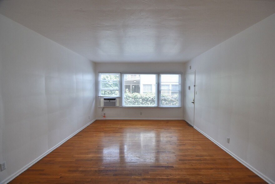 Building Photo - 14830 Dickens St