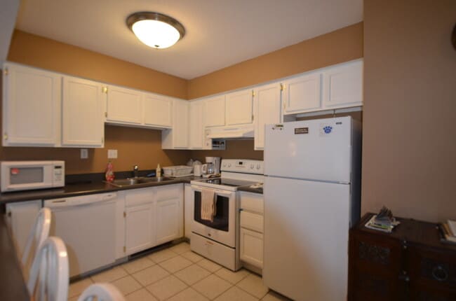 Building Photo - Warrior's Mark Condo!  Walk to town and on the bus route! Pet negotiable!