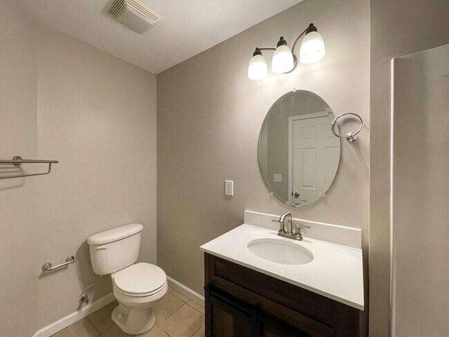 Building Photo - Spacious Two-Bedroom Townhouse in West Ash...
