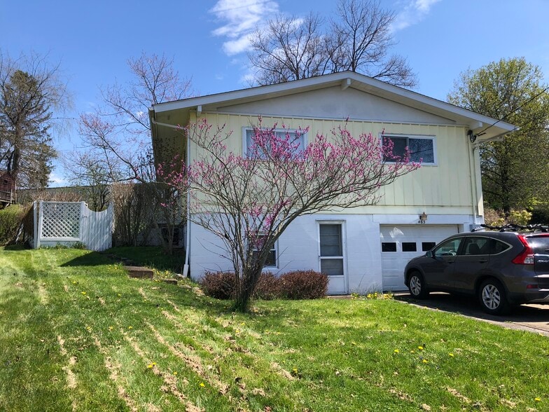 Building Photo - 463 Lawnview Cir