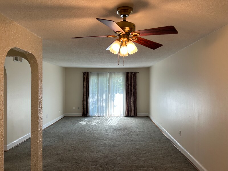 Building Photo - 15 Shadowbrook Ln