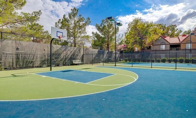 Building Photo - RESORT STYLE LIVING!