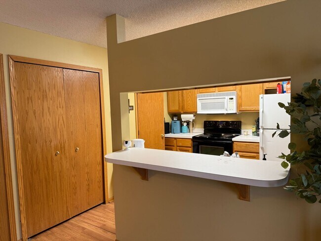 Building Photo - Charming 2BR Townhome in Desirable Cliff Lake Community