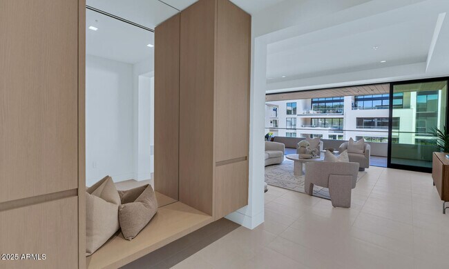 Building Photo - 6587 N Palmeraie Blvd