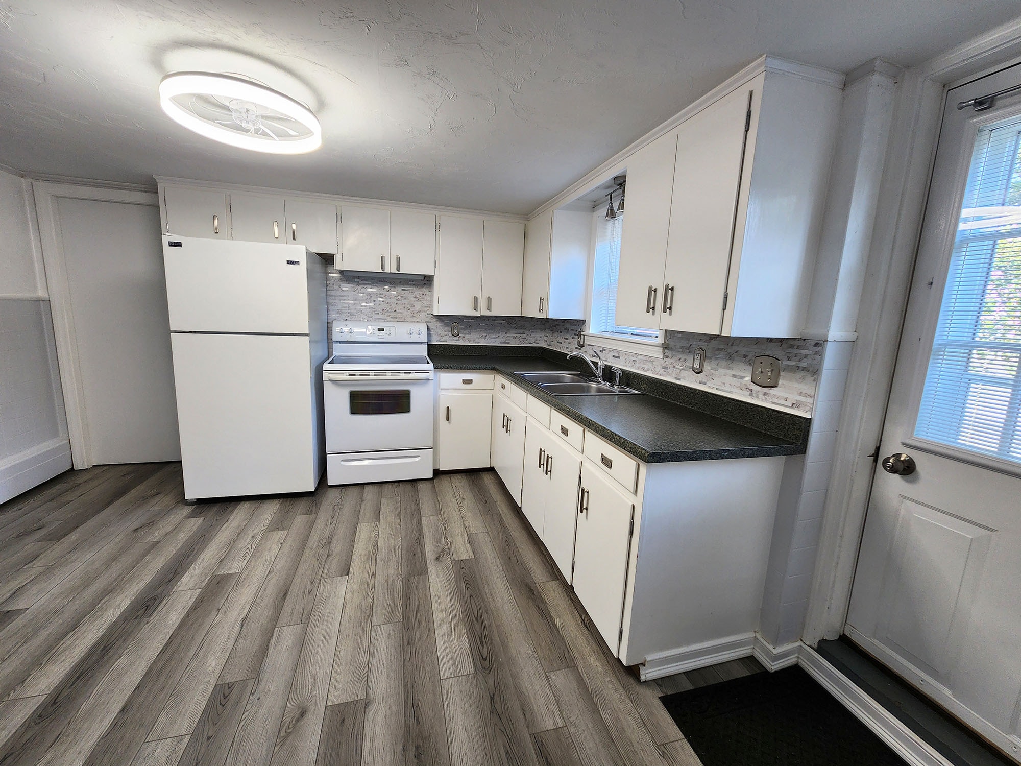 Building Photo - 216 5th St