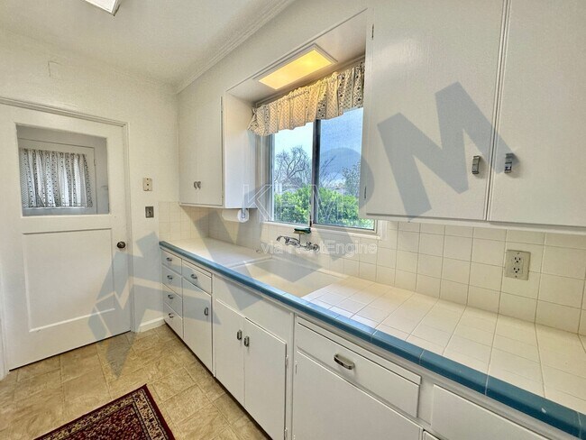 Building Photo - 875 W Alpine Ave