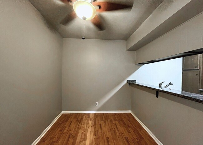 Building Photo - 8702 Village Dr