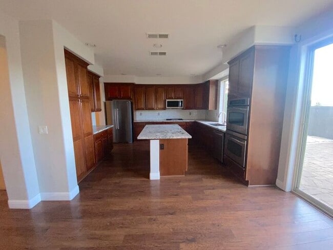 Building Photo - Top of the Hill - Gorgeous 5 Bedroom 3 Bat...