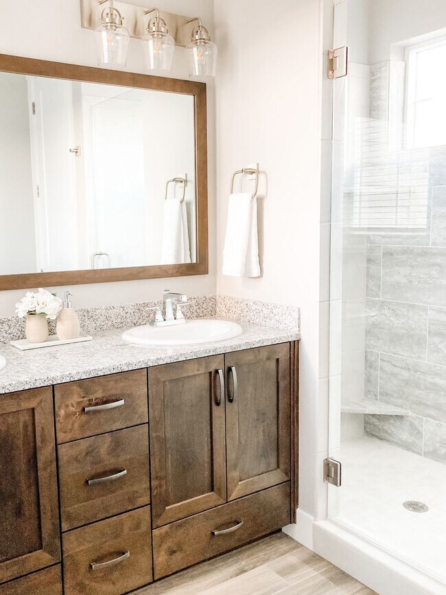 Building Photo - 3 Bedroom 3 1/2 Bathroom Home Located on a Corner Lot in Harris Ranch