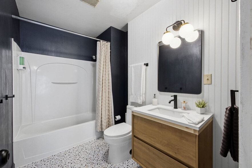 Building Photo - 2121 W 11th St