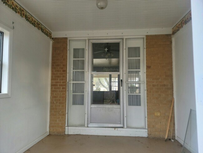 Building Photo - 2109 S Parkwood Ln