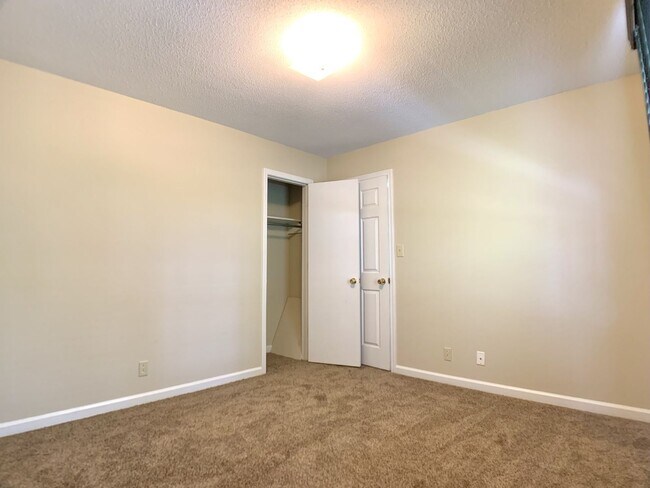 Building Photo - 236 Moncrest Dr