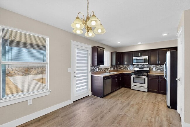 Building Photo - Two story 3 bedroom 2.5 bath in Santa Tere...
