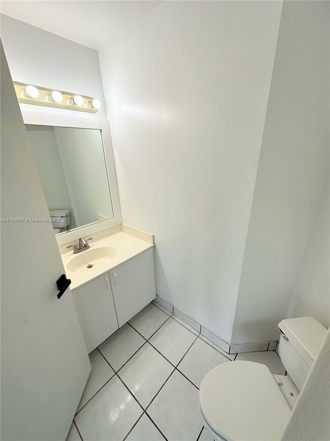 Building Photo - 1845 Vista Way