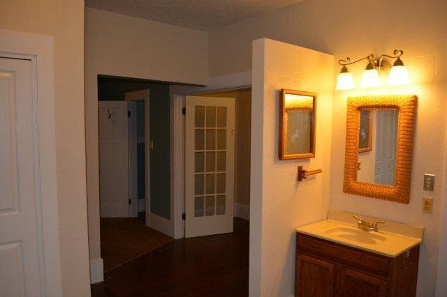 Building Photo - Beautiful, spacious Craftsman, Owner pays Yard Care, Laundry on site