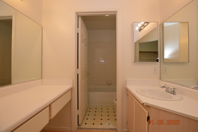 Building Photo - 550 Roxella Ln