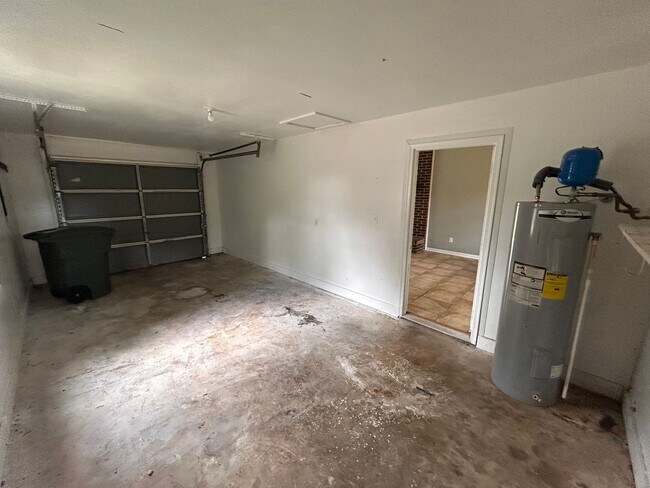 Building Photo - 3br 1BA house with decorative mantle and garage  with move in special for July!