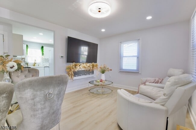 Building Photo - 327 Roosevelt Ln