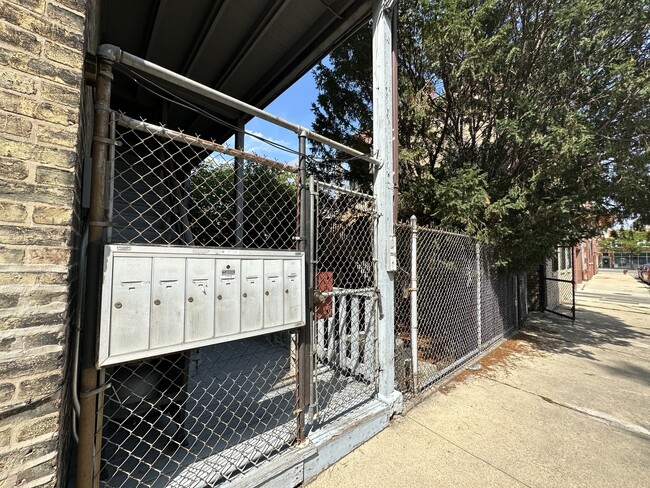 Building Photo - 1049 N Marshfield Ave