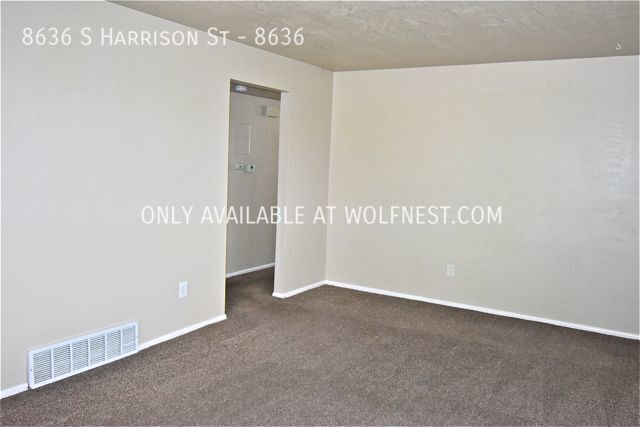 Building Photo - Adorable 2 Bed Sandy Condo! No Deposit Opt...