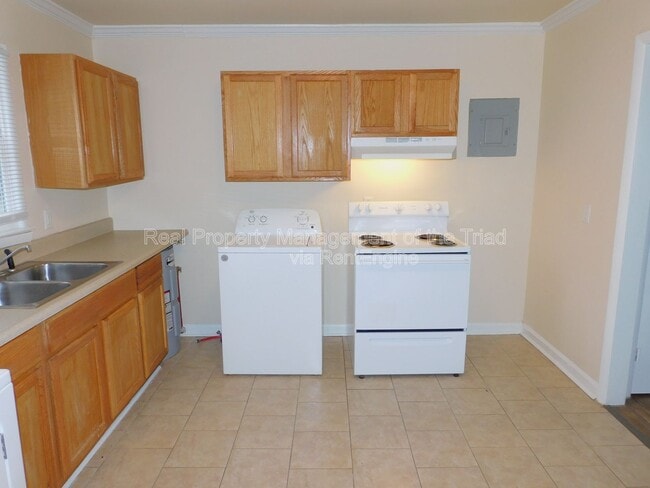 Building Photo - 2405 E Florida St