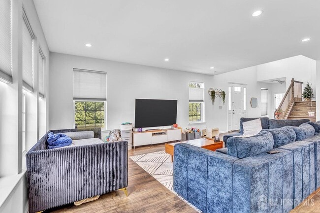 Building Photo - 1 Larkspur Ln