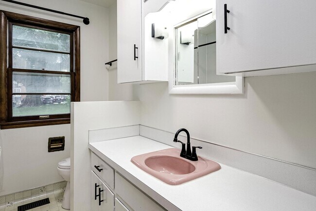 Building Photo - Beautiful 3-Bed, 2-Bath Home in West Omaha!