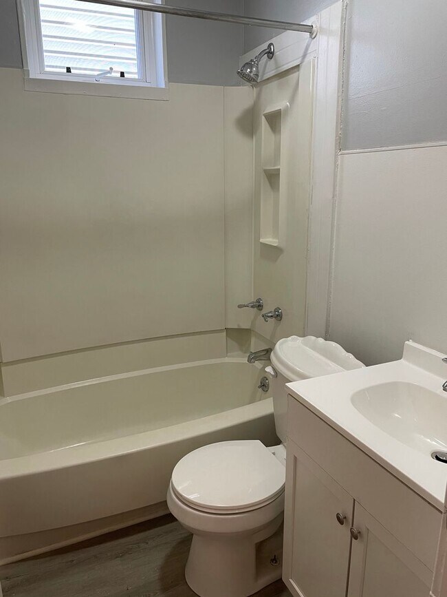 Building Photo - 917-919 W 7th St