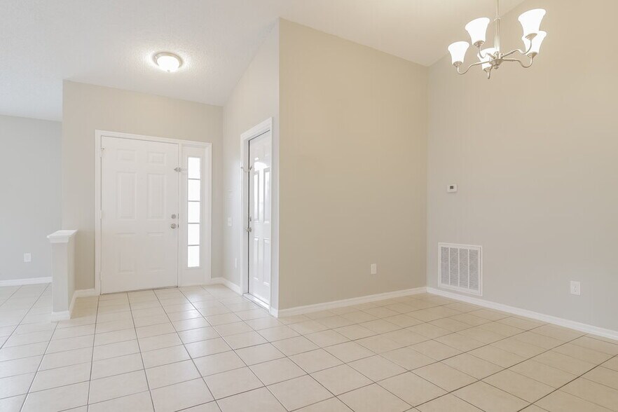Building Photo - 8231 Rain Forest Dr