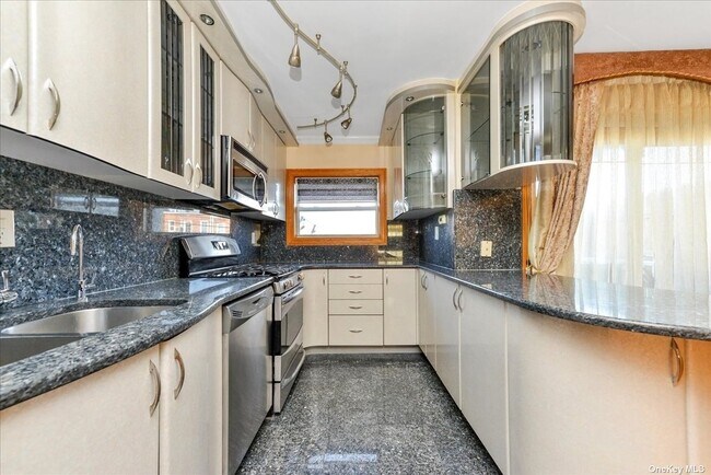 Building Photo - 70-21-70174 174th St