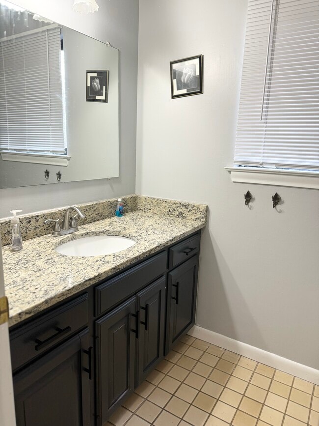 Building Photo - 12 Echo Ln