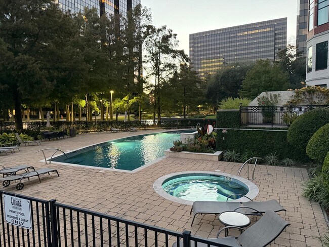 Building Photo - 5005 Hidalgo St