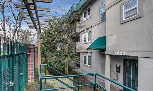 Building Photo - Two Bedroom/Two bath Capitol Hill Condo - ...