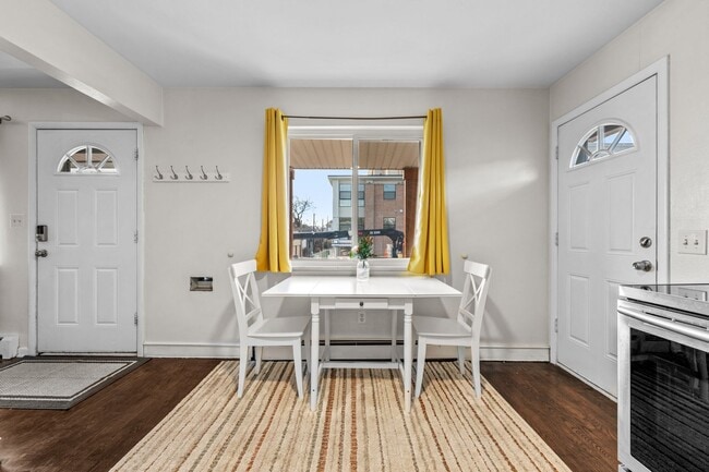 Building Photo - Gorgeous Furnished Two Bedroom in Sloans L...
