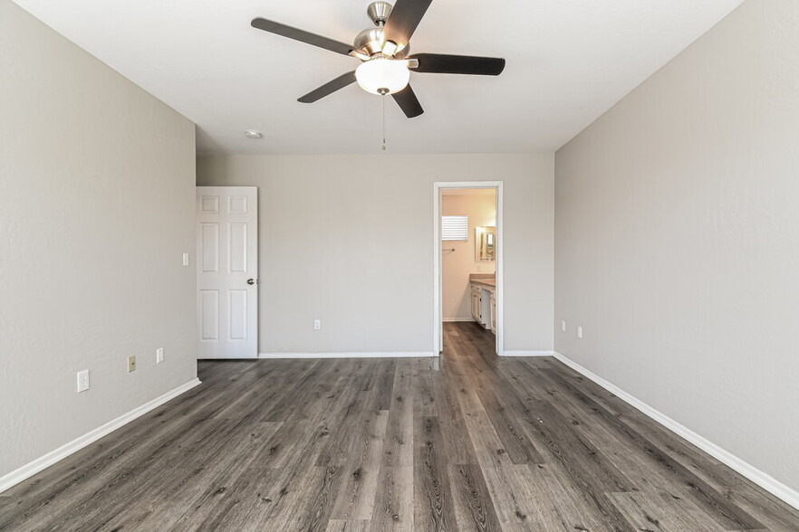 Building Photo - 1042 N Blackbird Dr