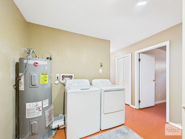 Building Photo - Single Family Home minutes from Los Alamos...