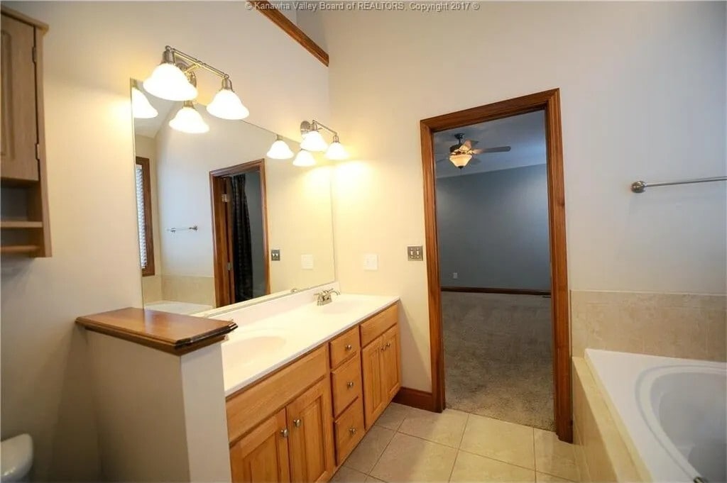 Building Photo - 49 Wills Dr