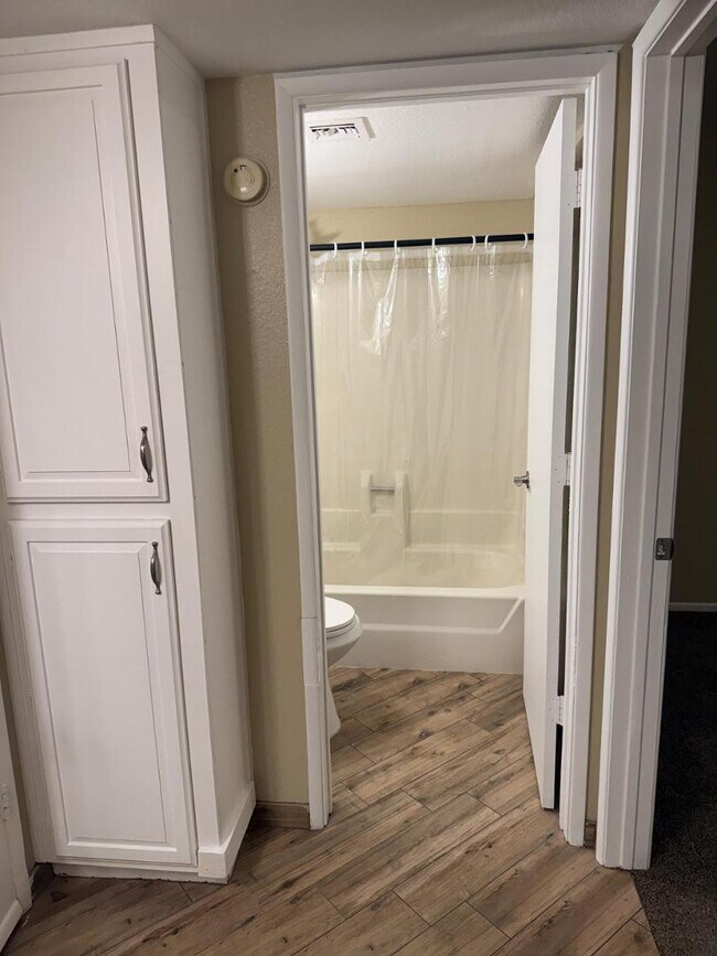 Building Photo - 461 W Holmes Ave