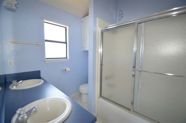 Building Photo - AMAZING 4 BED/ 2 BATH HOME IN WESTERN HILL...